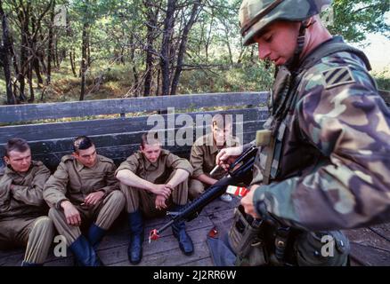 Photo du dossier : gardien de la paix 94, Totskoye, Russie. Des soldats américains et russes ont participé aux premiers exercices militaires conjoints américano-russes sur le sol russe lors du « Peacekeeper 94 » sur la base militaire russe de Totskoye, à 800 miles (1 280km) au sud-est de Moscou. Septembre 1994. Banque D'Images