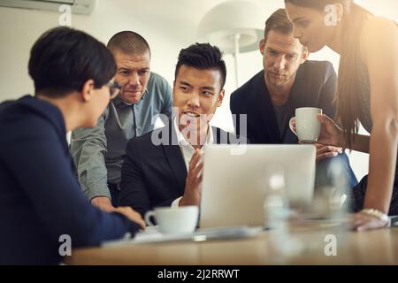 Le travail ne souffre jamais et ne prend jamais de siège arrière dans une équipe. Photo d'un groupe de collègues ayant une discussion dans une salle de réunion. Banque D'Images