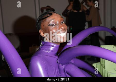 Eunice Olumide vu à On | Off présente le spectacle de mode Jack Irving lors de la semaine de mode de Londres qui s'est tenue au Grosvenor House Hotel Banque D'Images