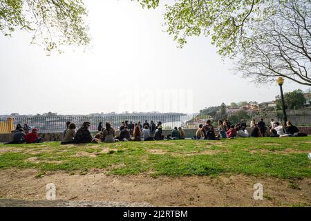 Porto, Portugal. Mars 2022. Les gens se détendent en admirant le panorama de la ville sur le parc Virtudes Banque D'Images