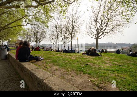 Porto, Portugal. Mars 2022. Les gens se détendent en admirant le panorama de la ville sur le parc Virtudes Banque D'Images