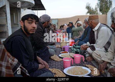 Kandahar, Afghanistan. 3rd avril 2022. Les gens attendent des repas iftar lors d'un événement caritatif à Kandahar, en Afghanistan, le 2 avril 2022. Credit: Sanaullah Seiam/Xinhua/Alamy Live News Banque D'Images