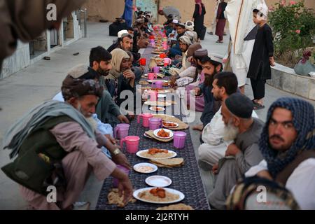 Kandahar, Afghanistan. 3rd avril 2022. Les gens attendent des repas iftar lors d'un événement caritatif à Kandahar, en Afghanistan, le 2 avril 2022. Credit: Sanaullah Seiam/Xinhua/Alamy Live News Banque D'Images