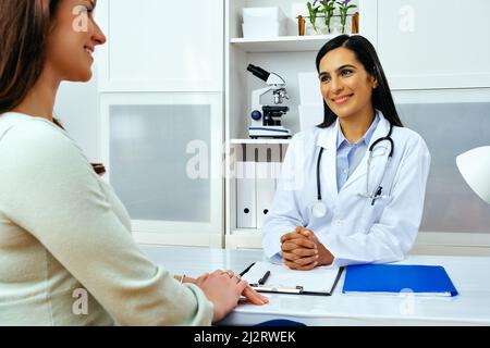 Jeune femme client patient visite agréable femme médecin attentif à la clinique moderne centre médical industrie de soins de santé Banque D'Images