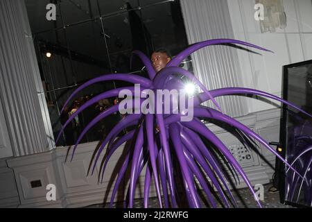 Eunice Olumide vu à On | Off présente le spectacle de mode Jack Irving lors de la semaine de mode de Londres qui s'est tenue au Grosvenor House Hotel Banque D'Images