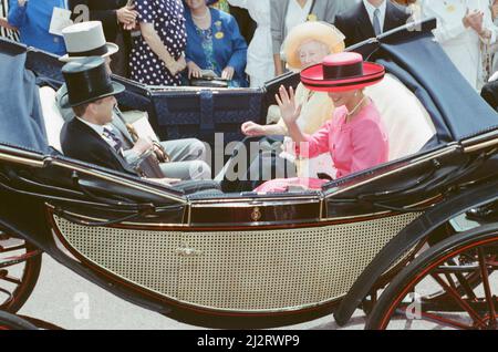 HRH la princesse de Galles, la princesse Diana et la reine mère profitent de la journée et d'une promenade en calèche à Ascot races, Ascot, Surrey. Angleterre. Photo prise le 17th juin 1992 Banque D'Images
