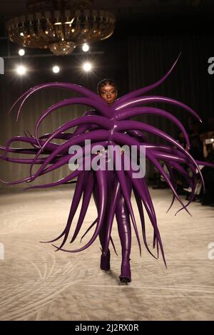 Eunice Olumide vu à On | Off présente le spectacle de mode Jack Irving lors de la semaine de mode de Londres qui s'est tenue au Grosvenor House Hotel Banque D'Images