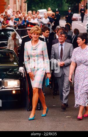 La princesse Diana, HRH la princesse de Galles lors de sa visite à Newcastle upon Tyne, dans le nord-est de l'Angleterre. Ici, la princesse arrive à Barnados, Jesmond, Newcastle upon Tyne. Photo prise le 5th août 1992 Banque D'Images