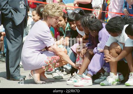 HRH la princesse de Galles, la princesse Diana, rencontre les élèves et les enseignants de la Broadwater School, Tooting, South London. Photo prise le 5th juillet 1993 Banque D'Images