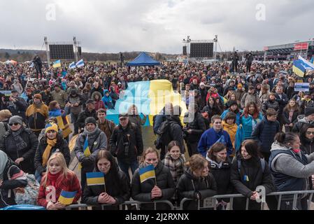 Prague, République tchèque. 03rd avril 2022. Une foule de spectateurs est vue au concert caritatif « Together for Ukraine » à Prague. Plus de 5000 000 réfugiés ukrainiens et habitants se sont réunis à Prague pour un concert caritatif intitulé « Together for Ukraine ». Plus de 300 000 000 réfugiés d'Ukraine sont arrivés en République tchèque depuis le début de l'invasion russe de l'Ukraine. Crédit : SOPA Images Limited/Alamy Live News Banque D'Images