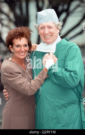 Sue Johnston et Tom Baker assistent à un photocall pour la série ITV 'edics'. 12th mars 1992. Banque D'Images