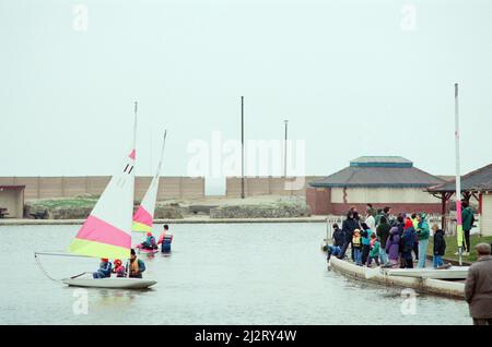 Coatham Boating Lake, Redcar, North Yorkshire, Angleterre, 7th avril 1992. Les jeunes enfants profitent de séances de dégustation de deux heures dans les bateaux-topper nifty sur le lac Coatham Boating. Banque D'Images