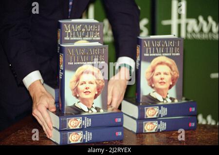 Livre de signature du livre de Margaret Thatcher's Memoir 'The Downing Street Years'. Harrods, Londres, 18th octobre 1993. Banque D'Images