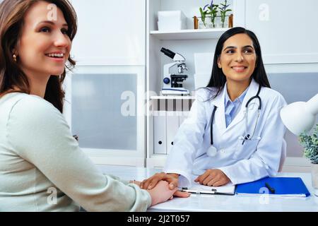 Jeune femme client patient visite agréable femme médecin attentif à la clinique moderne centre médical industrie de soins de santé Banque D'Images