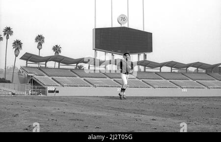 Davey Lopes, joueur des Dodgers de Los Angeles, qui s'exécute dans le stade des Dodgers presque vide avant un match. Banque D'Images