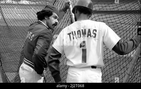 Les Dodgers de Los Angeles Davey Lopes et Derrel Thomas parlent à la cage de batting sur le terrain de Dodger Stadium avant un match. Banque D'Images