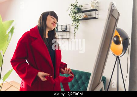 Excitée jeune femme caucasienne aime de nouveaux vêtements après achats en ligne concept portrait copie espace . Photo de haute qualité Banque D'Images