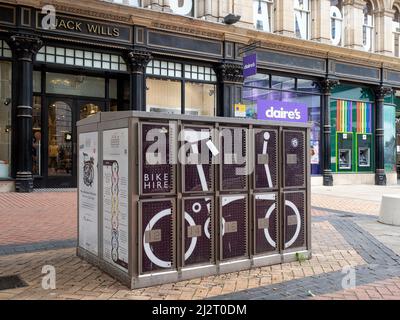 BIRMINGHAM, Royaume-Uni - 28 MAI 2019 : location d'un vélo repliable Brompton à New Street Banque D'Images