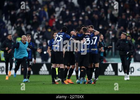 Turin, Italie. 03rd avril 2022. Les joueurs du FC Internazionale fêtent après avoir remporté le match série A entre le Juventus FC et le FC Internazionale au stade Allianz le 3 2022 avril à Turin, en Italie. Credit: Marco Canoniero / Alamy Live News Banque D'Images