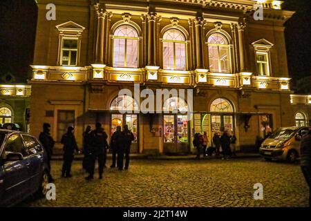 Przemysl, Pologne. 3rd avril 2022. La police garde la gare de Przemysl, où des milliers d'Ukrainiens sont venus après avoir traversé la frontière entre l'Ukraine et la Pologne. Crédit : ZUMA Press, Inc./Alay Live News Banque D'Images