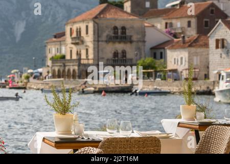 Restaurant en plein air dans le village de Perast dans la baie de Kotor, au Monténégro. Banque D'Images