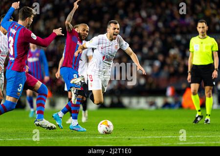 Barcelone, Espagne. 3rd avril 2022. Dani Alves (FC Barcelone) duels pour le ballon contre la Jordanie (FC Séville) lors du match de football de la Liga entre le FC Barcelone et le FC Séville, au stade Camp Nou à Barcelone, Espagne, le 3 avril 2022. Foto: SIU Wu. Credit: dpa/Alay Live News Banque D'Images