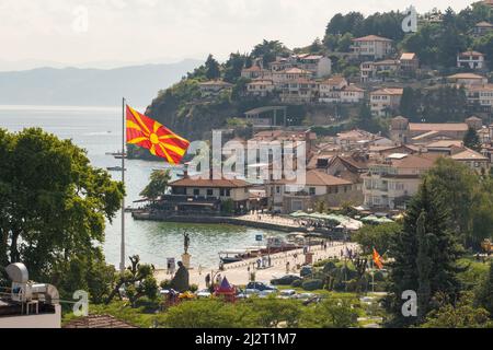 Drapeau macédonien dans la ville d'Ohrid, au bord du lac d'Ohrid, en Macédoine du Nord Banque D'Images