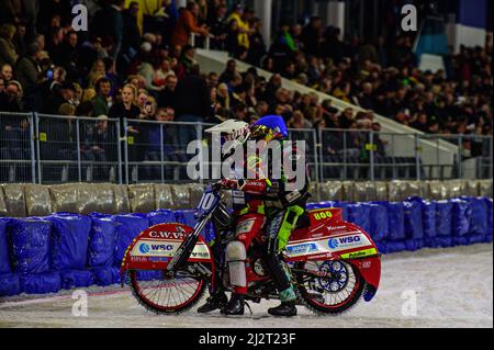 HEERENVEEN, T.-N.-L. 800 donne à Johann Weber (33) un ascenseur de retour aux fosses après sa chute lors de la finale du Championnat du monde de gladiateurs FIM Ice Speedway 4 à Ice Rink Thialf, Heerenveen le dimanche 3 avril 2022. (Credit: Ian Charles | MI News) Credit: MI News & Sport /Alay Live News Banque D'Images