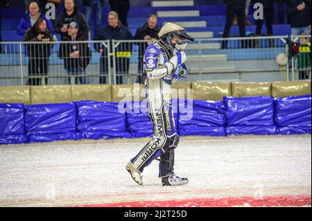 HEERENVEEN, T.-N.-L. Max Koigula (24) retourne dans les fosses après sa chute lors de la finale du Championnat du monde des gladiateurs FIM Ice Speedway 4 à Ice Rink Thialf, Heerenveen, le dimanche 3 avril 2022. (Credit: Ian Charles | MI News) Credit: MI News & Sport /Alay Live News Banque D'Images