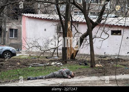Marioupol, Ukraine. 03rd avril 2022. (NOTE DE LA RÉDACTION: L'image dépeint la mort)Un corps de civil se trouve dans un quartier bombardé de Marioupol. La bataille entre russe et ukrainien menée par le bataillon Azov se poursuit dans la ville portuaire de Marioupol. Crédit : SOPA Images Limited/Alamy Live News Banque D'Images
