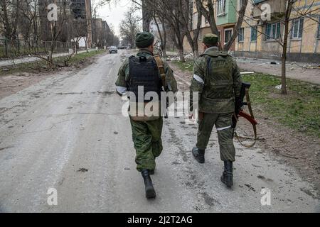 Marioupol, Ukraine. 03rd avril 2022. Les soldats de la République populaire de Donetsk marchent vers la ligne de front active à Marioupol. La bataille entre russe et ukrainien menée par le bataillon Azov se poursuit dans la ville portuaire de Marioupol. Crédit : SOPA Images Limited/Alamy Live News Banque D'Images