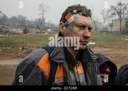 Marioupol, Ukraine. 03rd avril 2022. Un homme blessé vu dans un quartier, détruit par la guerre Ukraine-Russie. La bataille entre russe et ukrainien menée par le bataillon Azov se poursuit dans la ville portuaire de Marioupol. Crédit : SOPA Images Limited/Alamy Live News Banque D'Images