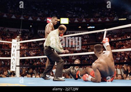 Lennox Lewis contre Tony Tucker, a été facturé comme Star Spangled Glory, un match de boxe professionnel disputé le 8th mai 1993 pour le championnat WBC Heavyweight. Lewis a gagné par décision unanime. (Photo) Lewis glisse sur la toile. 8th mai 1993 Banque D'Images