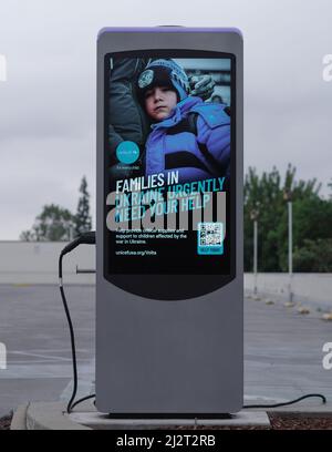 Station de recharge gratuite pour voiture électrique affichant un message de solidarité avec le peuple ukranien. Banque D'Images