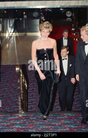 La princesse Diana, S.A.R. la princesse de Galles, participe à la première du Gala royal de '1492 - Conquest of Paradise' à l'Empire Leicester Square, Londres photo prise le 19th octobre 1992 Banque D'Images