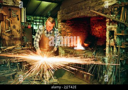 Teesside 2000 attractions touristiques Feature, 22nd juillet 1993. Forgeron Peat Oberon, occupé au travail dans son magasin du Musée Preston Park. Banque D'Images