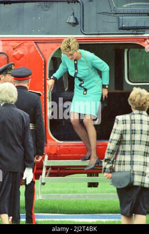 HRH la princesse de Galles, la princesse Diana, rencontre les habitants de Bury St Edmunds, Suffolk, Lors d'une balade à pied après avoir passé du temps à rendre visite à des patients à l'hospice St Nicholas. Pendant qu'elle était à l'hospice, elle a parlé avec la patiente Josephine Brown (68) et a expliqué comment elle ne ferait pas pression sur ses fils William et Harry pour qu'ils accomplissent des fonctions royales trop jeunes. Photo prise le 27th juillet 1993 Banque D'Images