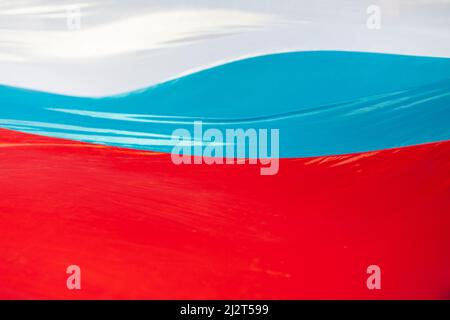 Drapeau de la Russie par vagues. Vibration du tissu dans le vent. Couleurs du drapeau national. Bande blanche, bleue et rouge. Banque D'Images