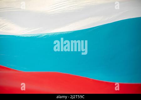 Tissu texturé au vent. Tissu du drapeau de la Russie. Vent soufflant sur la surface du tissu léger. Blanc, bleu et rouge. Banque D'Images