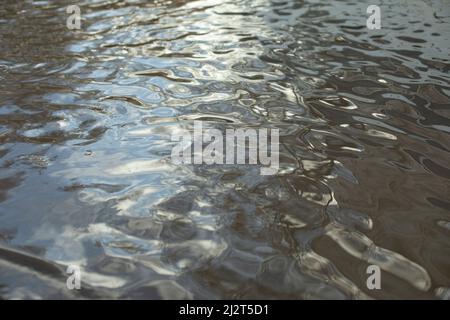 Texture de l'eau. Surface de bas de porte. Petites vagues. Réflexion dans l'eau. Banque D'Images