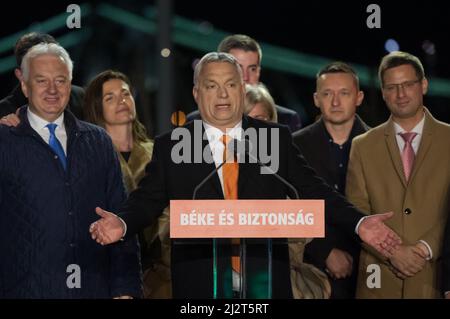 Budapest, Hongrie. 3rd avril 2022. Le Premier ministre hongrois Viktor Orban (C, Front) s'adresse à ses partisans lors d'un rassemblement à Budapest, Hongrie, le 3 avril 2022. Selon les résultats préliminaires du Bureau national des élections, la coalition Fidesz-KDNP au pouvoir d'Orban a remporté les élections législatives de dimanche. Credit: Attila Volgyi/Xinhua/Alay Live News Banque D'Images