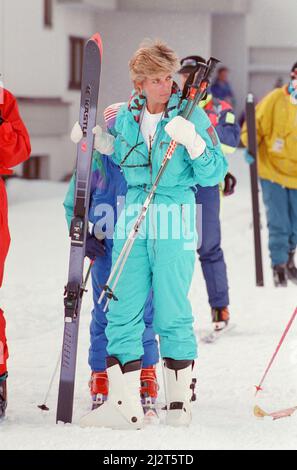 HRH la princesse de Galles, la princesse Diana, profite de vacances de ski à Lech, en Autriche. Le prince William et le prince Harry se joignent à elle pour le voyage. Photo prise le 1st avril 1993 Banque D'Images