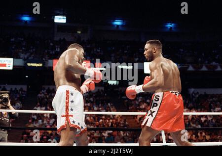 Lennox Lewis contre Tony Tucker, a été facturé comme Star Spangled Glory, un match de boxe professionnel disputé le 8th mai 1993 pour le championnat WBC Heavyweight. Lewis a gagné par décision unanime. (Photo) action de combat. 8th mai 1993 Banque D'Images