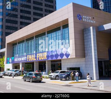 NOUVELLE-ORLÉANS, LA, États-Unis - 3 AVRIL 2022 : Hyatt Regency Hotel avec bannière de la finale quatre hommes de NCAA Banque D'Images