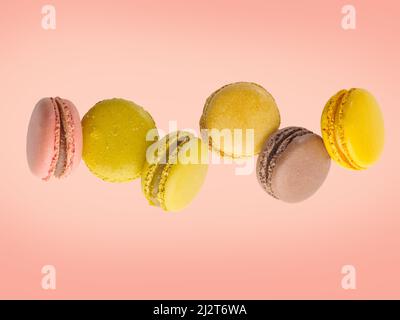 Macarons français sur fond rose clair. Aliments sucrés, petit déjeuner, plats prêts à manger, anniversaire, vacances, date romantique, pâtisserie, supermarché. Adver Banque D'Images