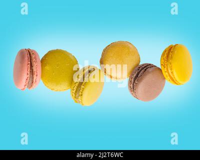 Macarons multicolores sur fond bleu clair. Minimalisme. Aliments sucrés, vacances, anniversaire, hormone du bonheur, calories. Il y a de l'espace libre pour INS Banque D'Images