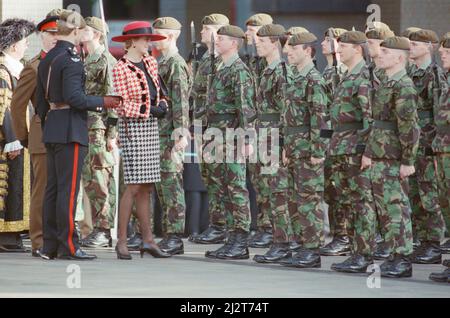 HRH la princesse de Galles, la princesse Diana, visite Portsmouth pour recevoir la liberté de la ville. La princesse inspecte les membres du bataillon du 1st, le régiment royal de la princesse de Wale. Photo prise le 16th octobre 1992 Banque D'Images