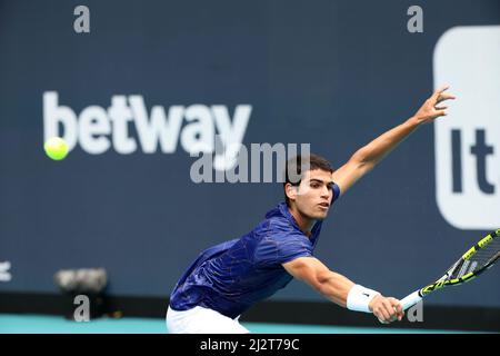 Miami Gardens, Floride, États-Unis. Miami Gardens, Floride, États-Unis. 03rd avril 2022. Carlos Alcaraz, d'Espagne, fait de l'histoire le premier joueur espagnol et le plus jeune à remporter l'Open de Miami. L'homme de 18 ans a remporté son premier titre ATP Masters 1000 avec une victoire directe sur Casper Ruud de Norvège lors de la finale masculine de l'Open de Miami au Hard Rock Stadium le 03 avril 2022 à Miami Gardens, en Floride. Personnes: Carlos Alcaraz Garfia crédit: Hoo Me/Media Punch/Alay Live News crédit: MediaPunch Inc/Alay Live News Banque D'Images