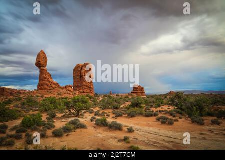 Tempête de nuages sur Balanced Rock dans le parc national d'Arches, Utah Banque D'Images