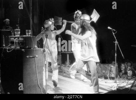 Le groupe folklorique britannique Jack The LAD se présente au festival folklorique de July Elarts à Chorley, Lancashire, Angleterre, le 25 juillet 1976. Banque D'Images